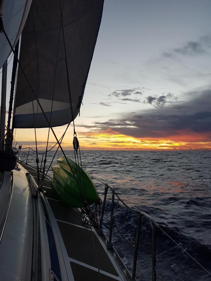 2 Nuits Insolites & 1 Excursion Voile A Bord Du Voilier Mori Ora Муреа Екстериор снимка